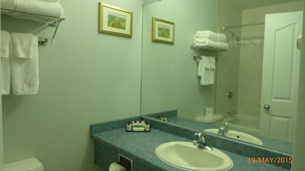 The Bridgeport Inn Fort Mcmurray Habitación foto